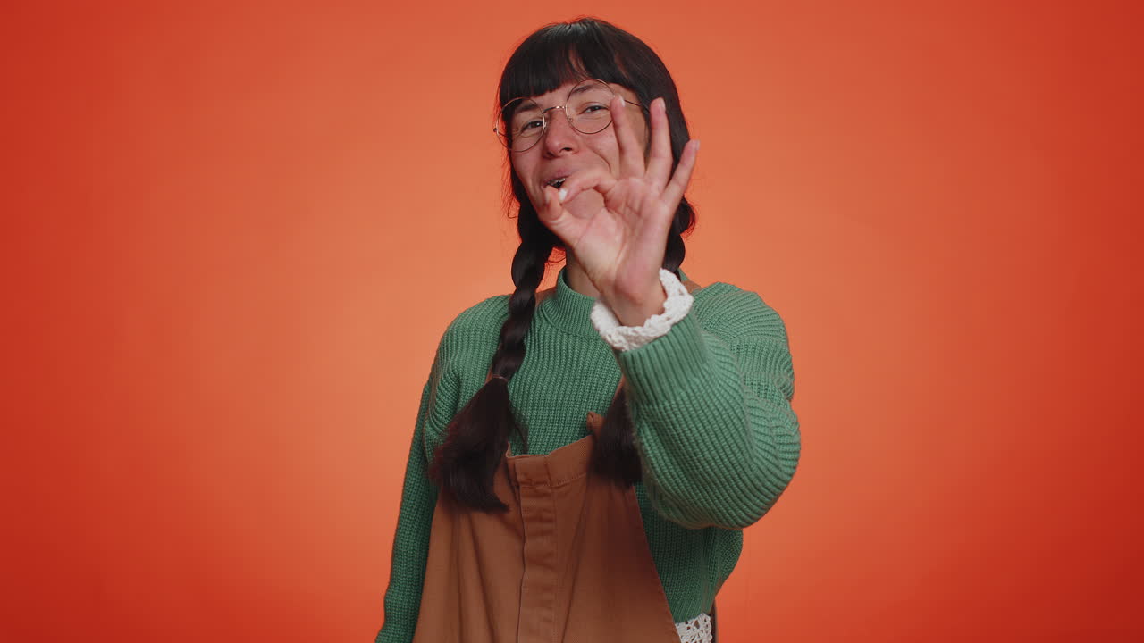 mujer mirando con aprobación, mostrando ok aprobar el gesto de retroalimentación como signo positivo algo bueno