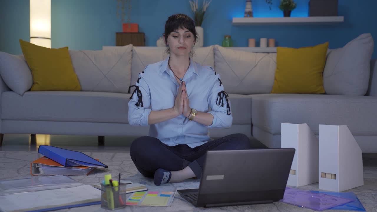 trabajadora de oficina en casa, mujer que trabaja con concentración.