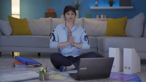 trabajadora de oficina en casa, mujer que trabaja con concentración.