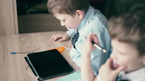 Cu-Colegiales-Niños-Pequeños-Hacen-Sus-Deberes