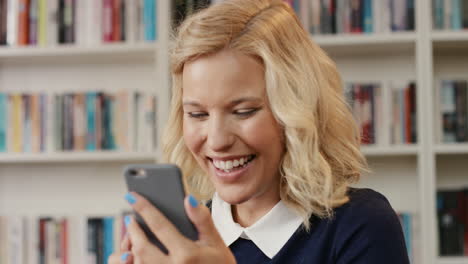 Schöne-Blonde-Frau,-Die-Zu-Hause-Auf-Dem-Sofa-Einen-Video-Chat-Auf-Einem-Smartphone-Führt