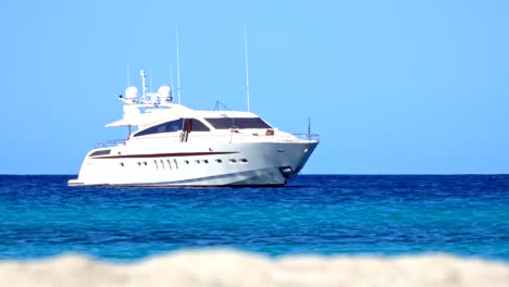 Paparazzi-Close-up-of-a-luxury-yacht-in-the-middle-of-paradise