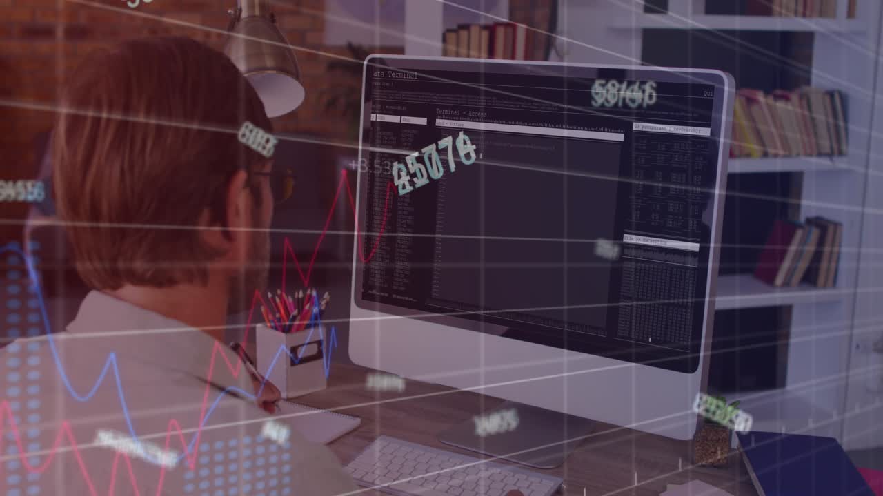 En mand sidder ved et skrivebord og ser kodningsdatabehandling på en computerskærm.