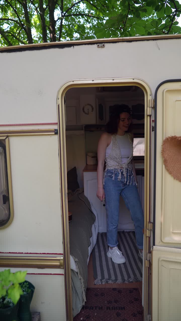 mujer explorando la aventura de la caravana