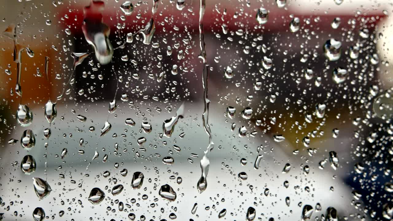 방울: 비가 내리는 계절에 창문 유리창에 물이 떨어지는 것, 선택적인 초점, 비가 아지면 창문의 바 표면에 아지는  방울의 물.