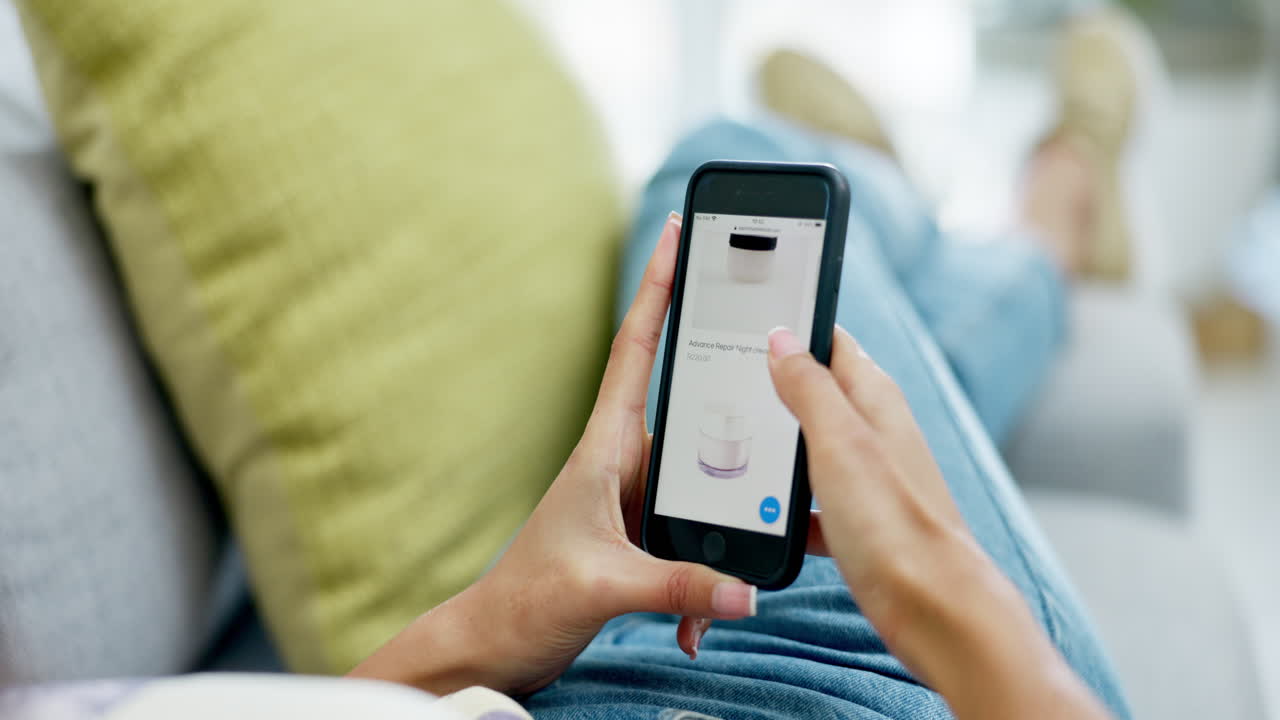 primer plano, manos y pantalla de teléfono con comercio electrónico
