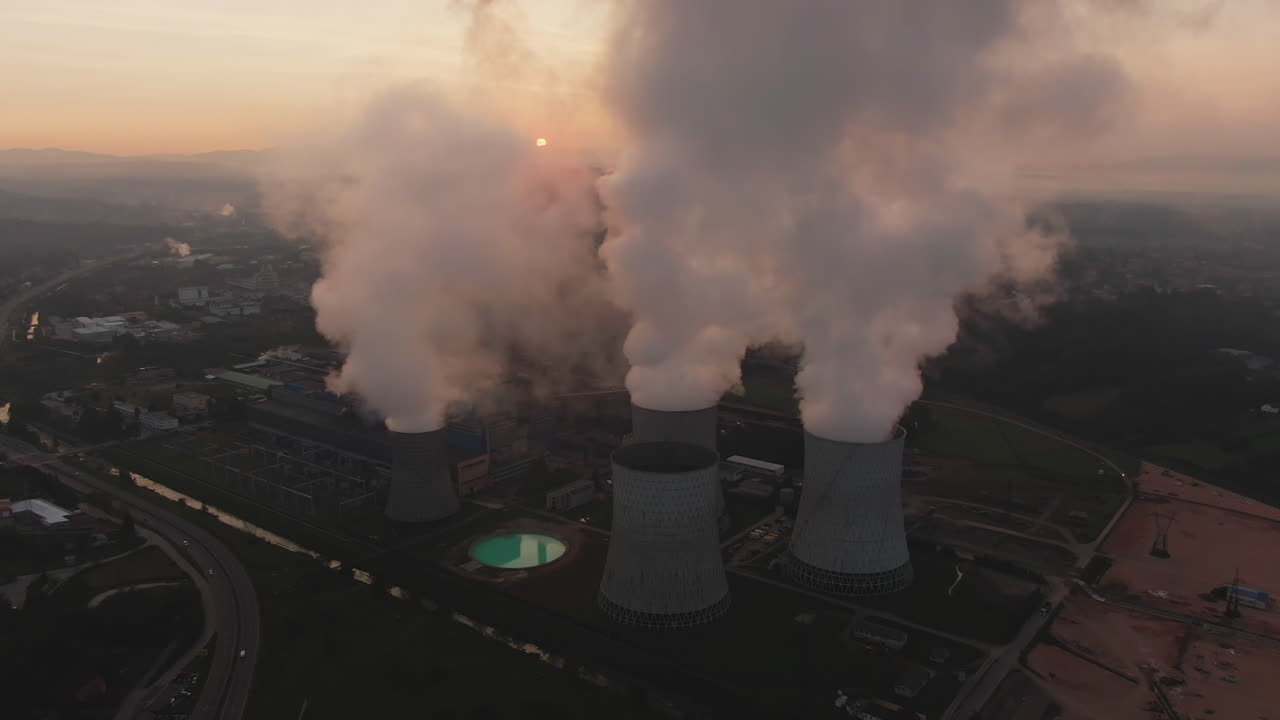 vista aerea di una centrale elettrica all'alba