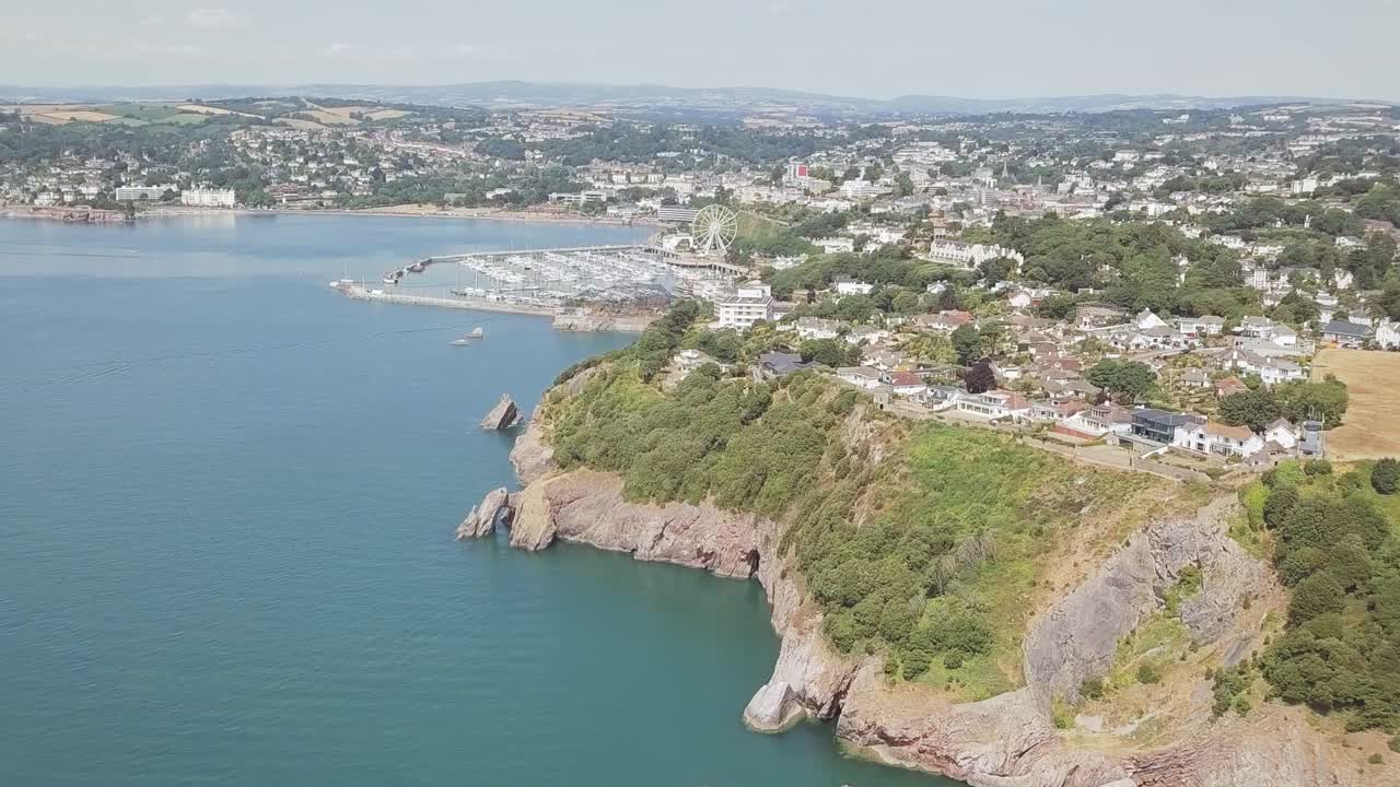 작은 해안 마을을 향한 아름다운 인형