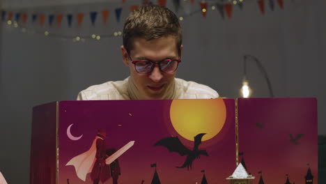 hombre contando una historia de juego de rol