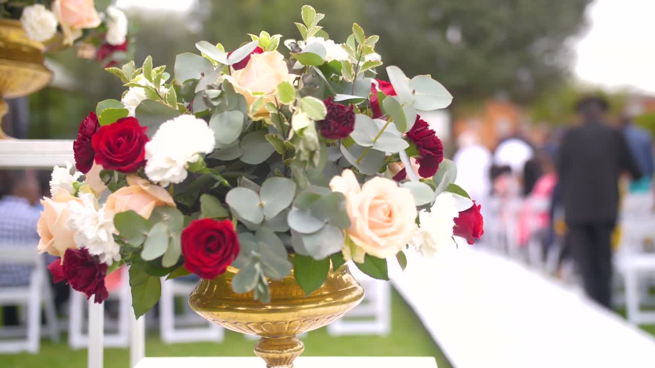 Fiori nuziali in vaso d'oro