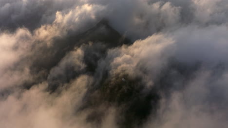 dramáticas formaciones de nubes en movimiento sobre el pico en la isla de hong kong durante la puesta de sol