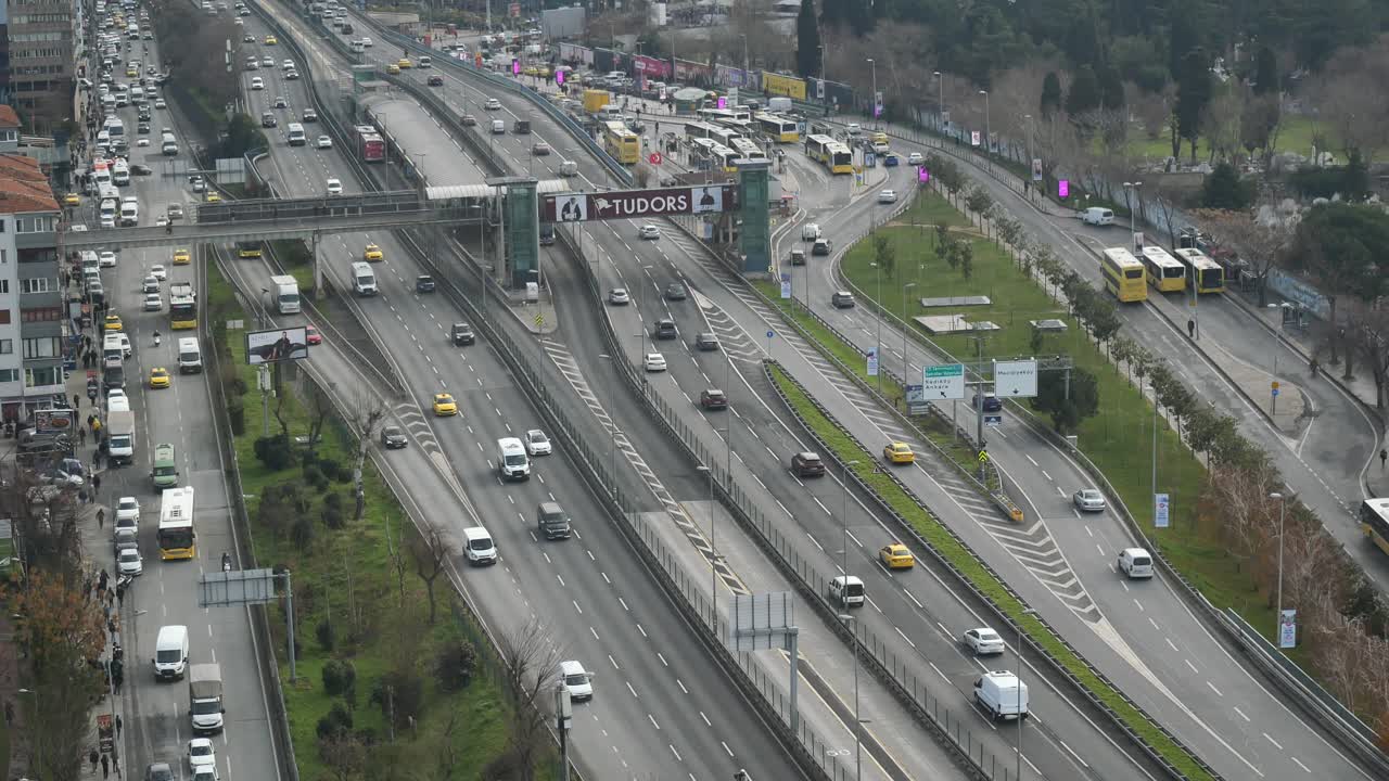 Luftaufnahme einer belebten Stadtautobahn mit dichtem Verkehr