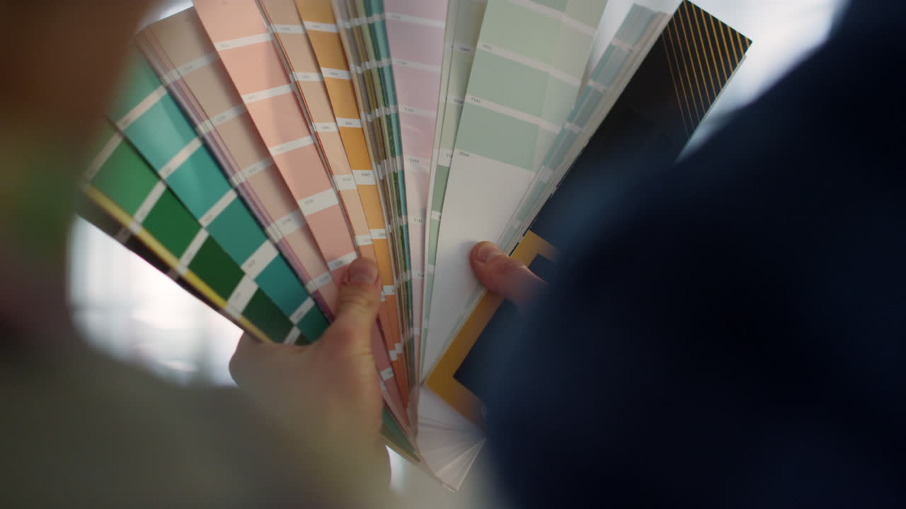 여성의 손이  ⁇ 처를 만지는 책 실내. 색 ⁇ 을 사용하는 알려지지 않은 커플.