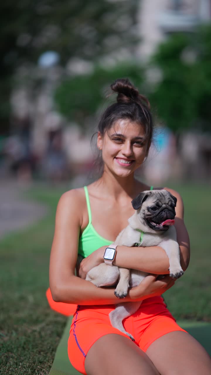 공원 에서 그 강아지 와 함께 있는 여자