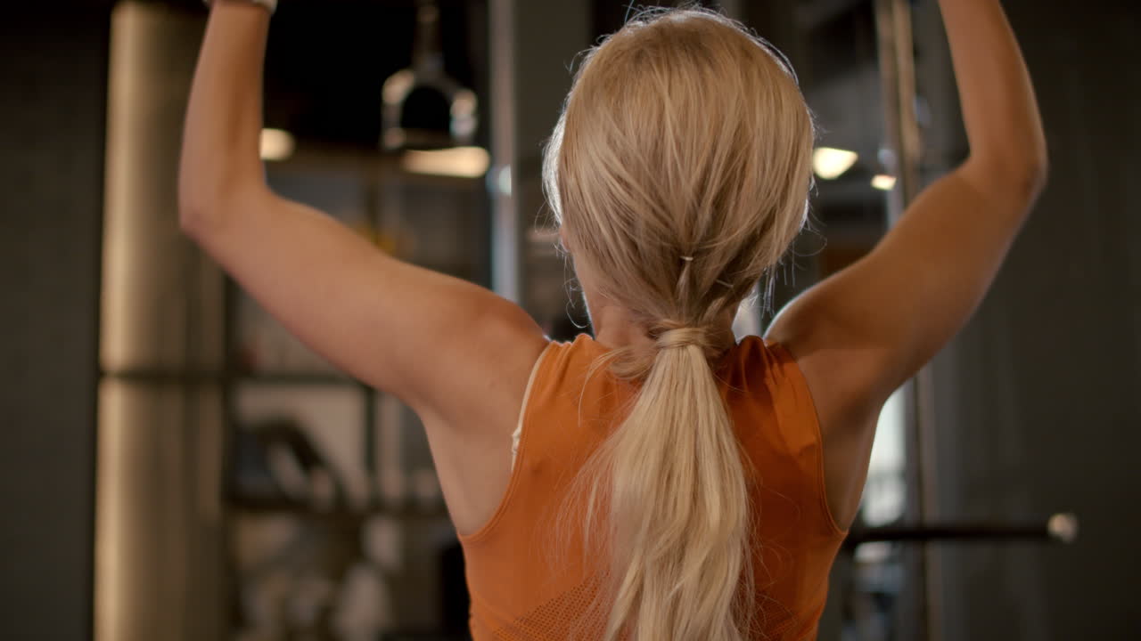 mujer deportiva activa entrenando en el gimnasio. chica en forma haciendo ejercicio en el club deportivo.