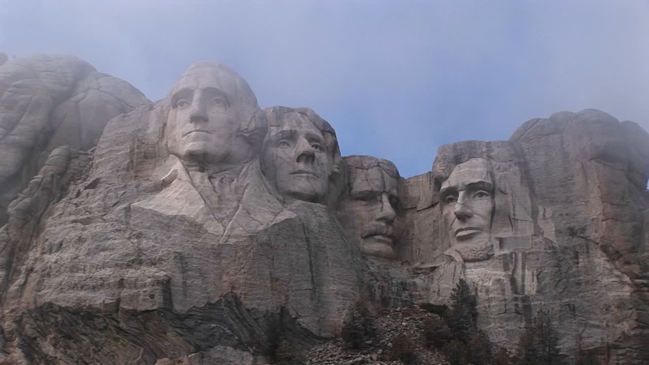 모든 안개가 사라지기 전에 러시모어 산을 올려다 봅니다.