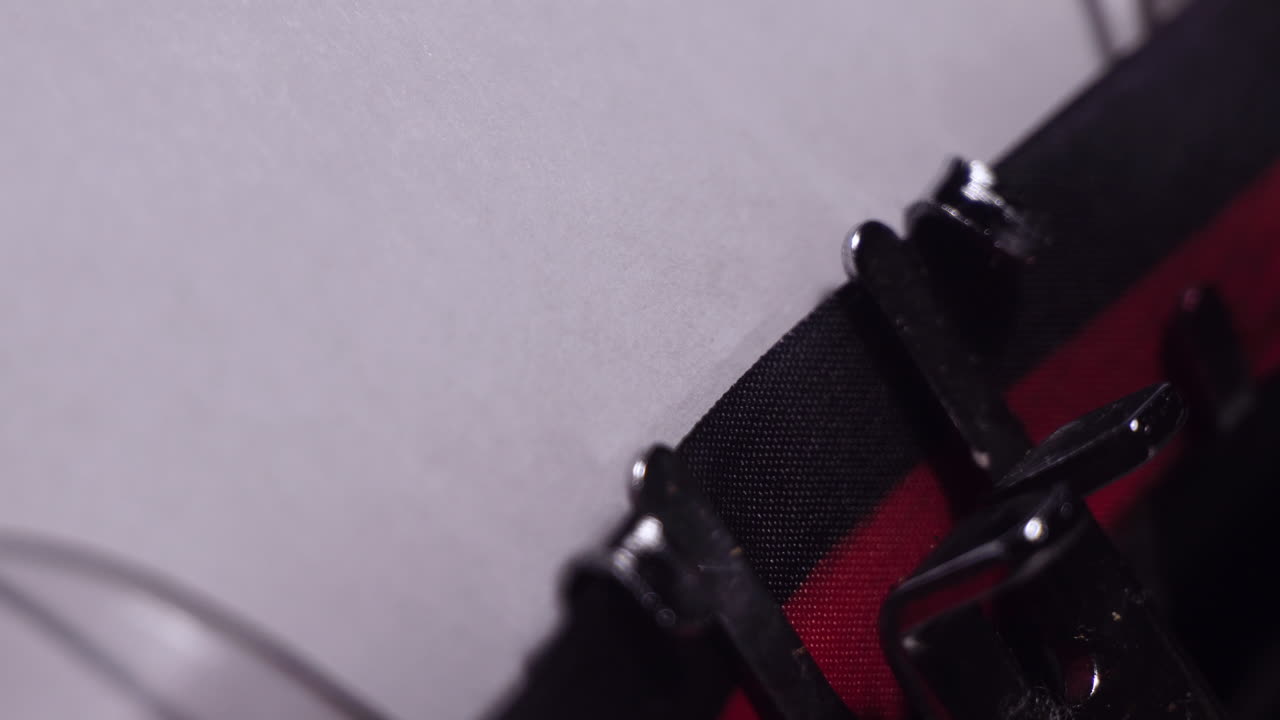 에피소드 2:  종이와 빈티지 타자기에 타이핑, 시나리오 또는 소설을 작성, 클로즈업