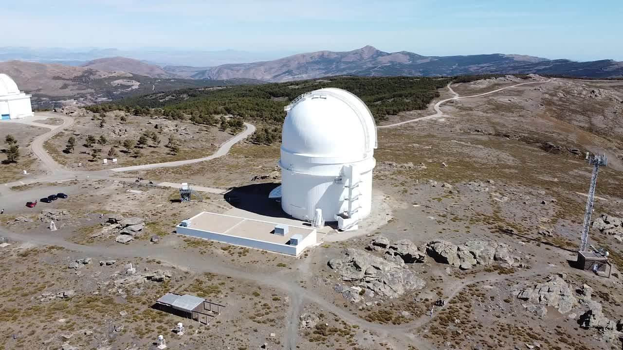 vista aérea de drones del observatorio de calar alto en la cima de la montaña nevada en almería, andalucía, españa