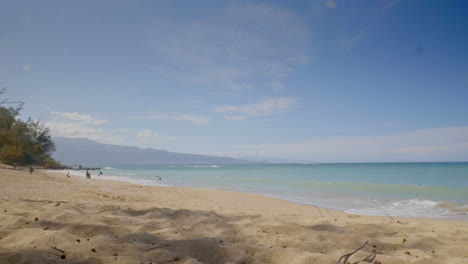 un lapso de tiempo de arena dorada, agua turquesa y cielo azul, playa maravillosa