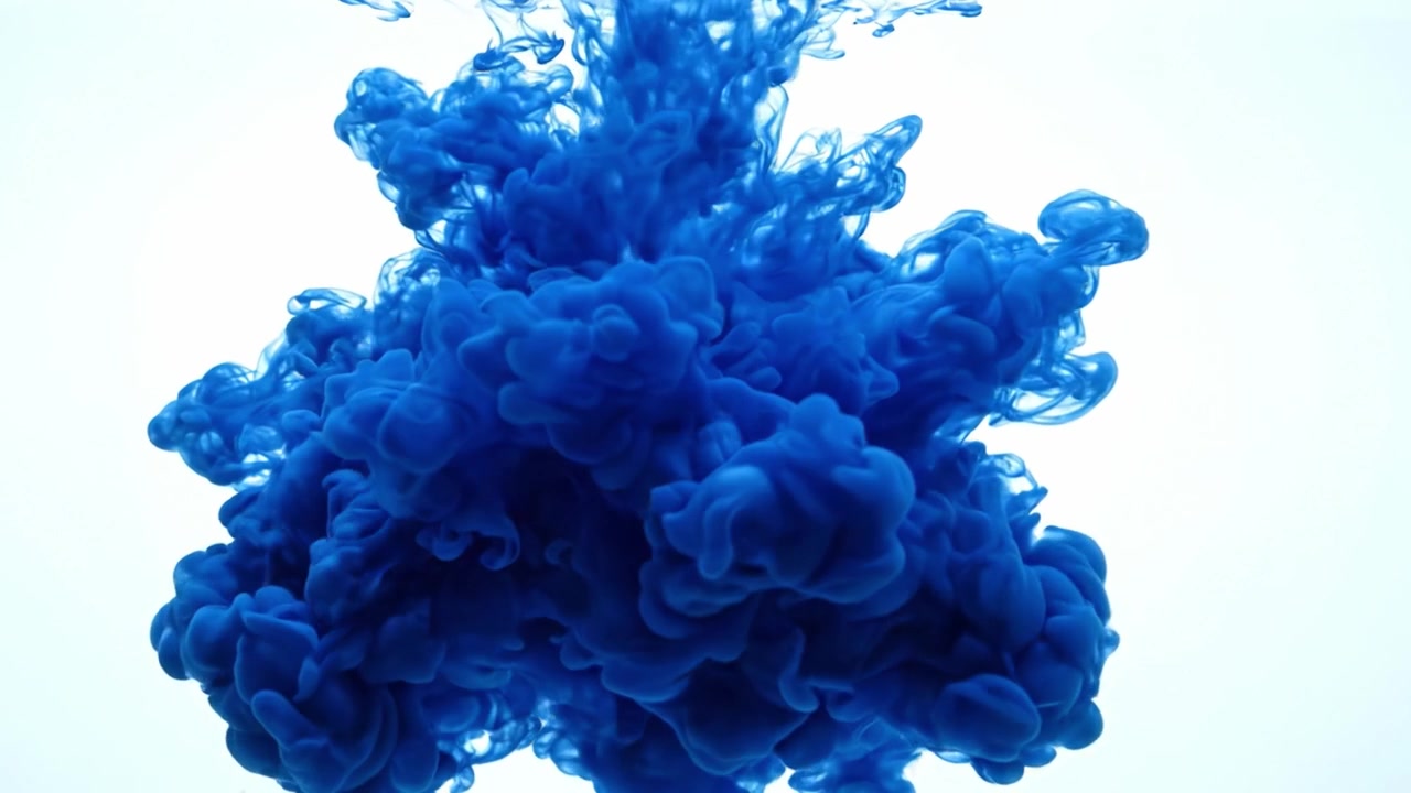 Un Affascinante Viaggio Visivo Attraverso la Trasformazione dell'Inchiostro Blu Mentre si Disperde e Fiorisce in Nuvole Vibranti, Mostrando la Fluidità e la Bellezza del Colore in Movimento