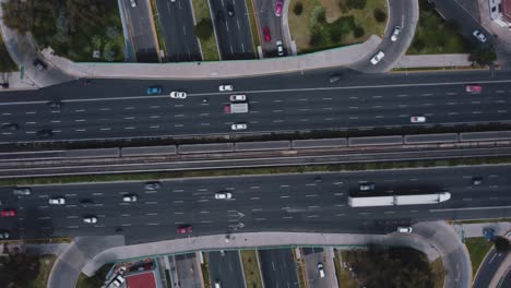 Vista-De-Arriba-Hacia-Abajo-De-Un-Dron-Giratorio-De-Un-Cruce-De-Carretera-En-La-Ciudad-De-México