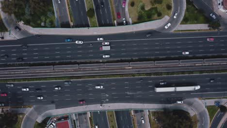 vista de arriba hacia abajo de un dron giratorio de un cruce de carretera en la ciudad de méxico