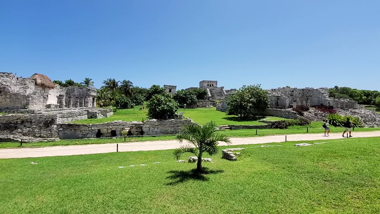 Bella giornata di sole nella zona archeologica di Tulum, Messico