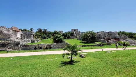 Hermoso-Día-Soleado-En-La-Zona-Arqueológica-De-Tulum,-México