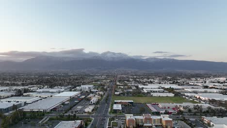 Langsame-Rückfahrbewegung-Der-Stadt-Ontario-Bei-Sonnenuntergang-Mit-Blick-Auf-Die-Berge