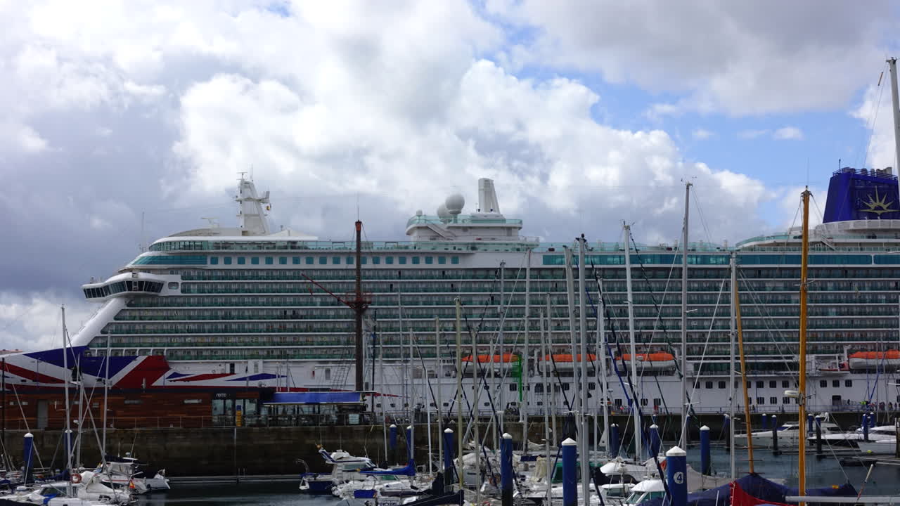 Krydstogtskibet og yachter i havn. Timelapse. Krydstogtskibet Britannia. La Coruña, den store by i det nordvestlige Spanien, feriestedet og havnen.