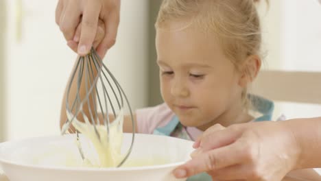 Fasziniertes-Kleines-Mädchen-Lernt-Backen