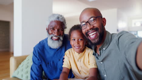 cara, selfie y niño con el abuelo