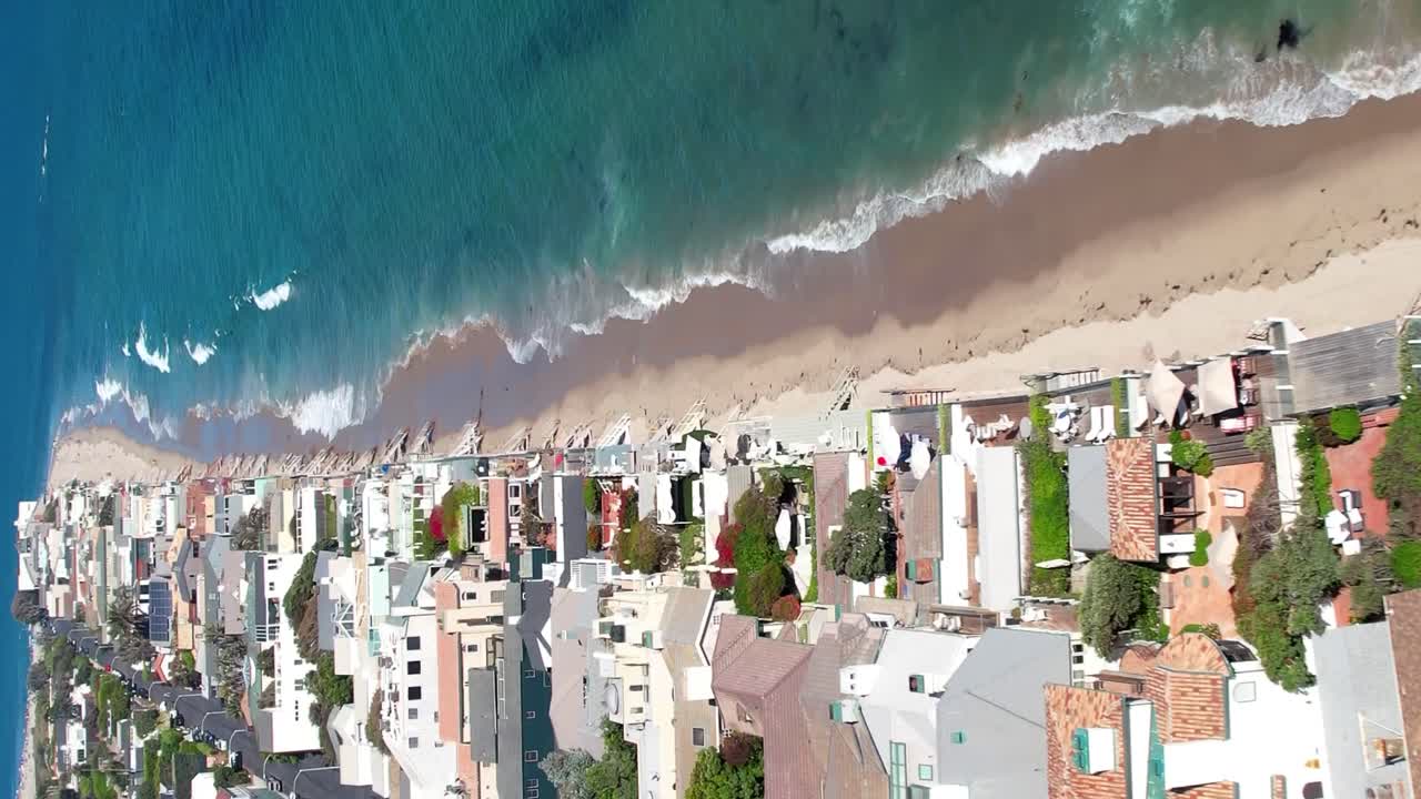 남부 캘리포니아 의 말리부 해변 을 따라 있는 럭셔리 한 저택 들 - 수직 에어뷰