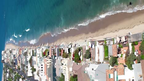 las lujosas mansiones a lo largo de la playa de malibu en el sur de california - vista aérea vertical