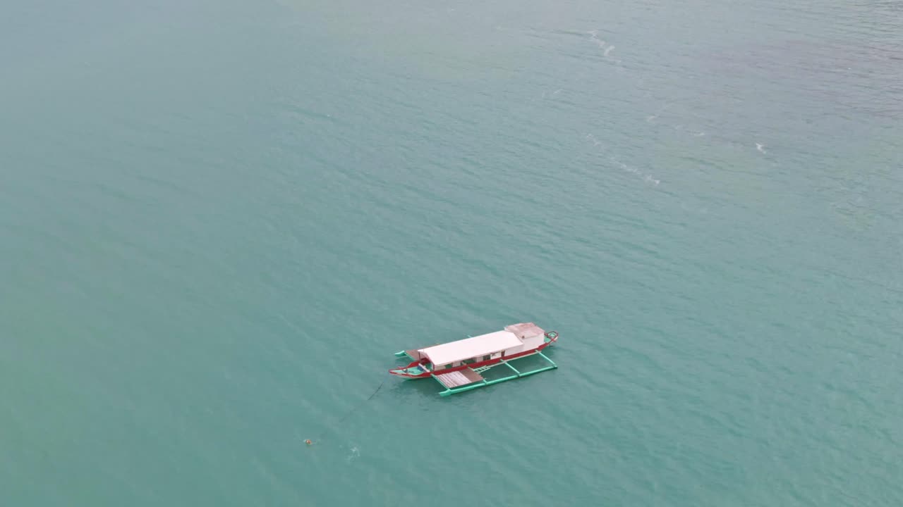 필리핀 푸에르토 갈레라의 해안선 해변 근처에 정박한 어선의 멋진 공중 드론 샷