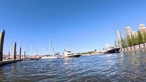 yates navegando en el puerto de la costa de oro