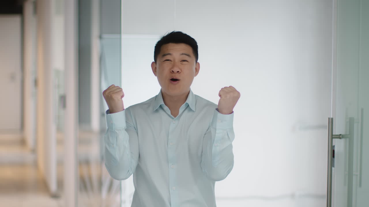 사무실에서 성공을 축하하는 행복한 사업가