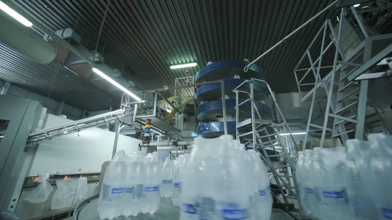 Modern strapping and transporting machine for packaging line at beverage plant