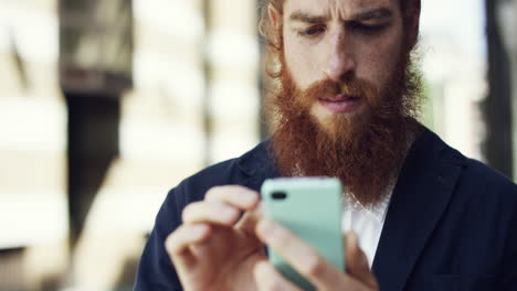Hipster-Mann-Nutzt-Smartphone-Touchscreen,-Verbundene-Sharing-Economy