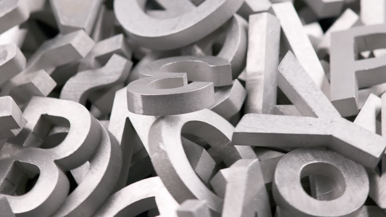 fondo giratorio en bucle de letras metálicas plateadas