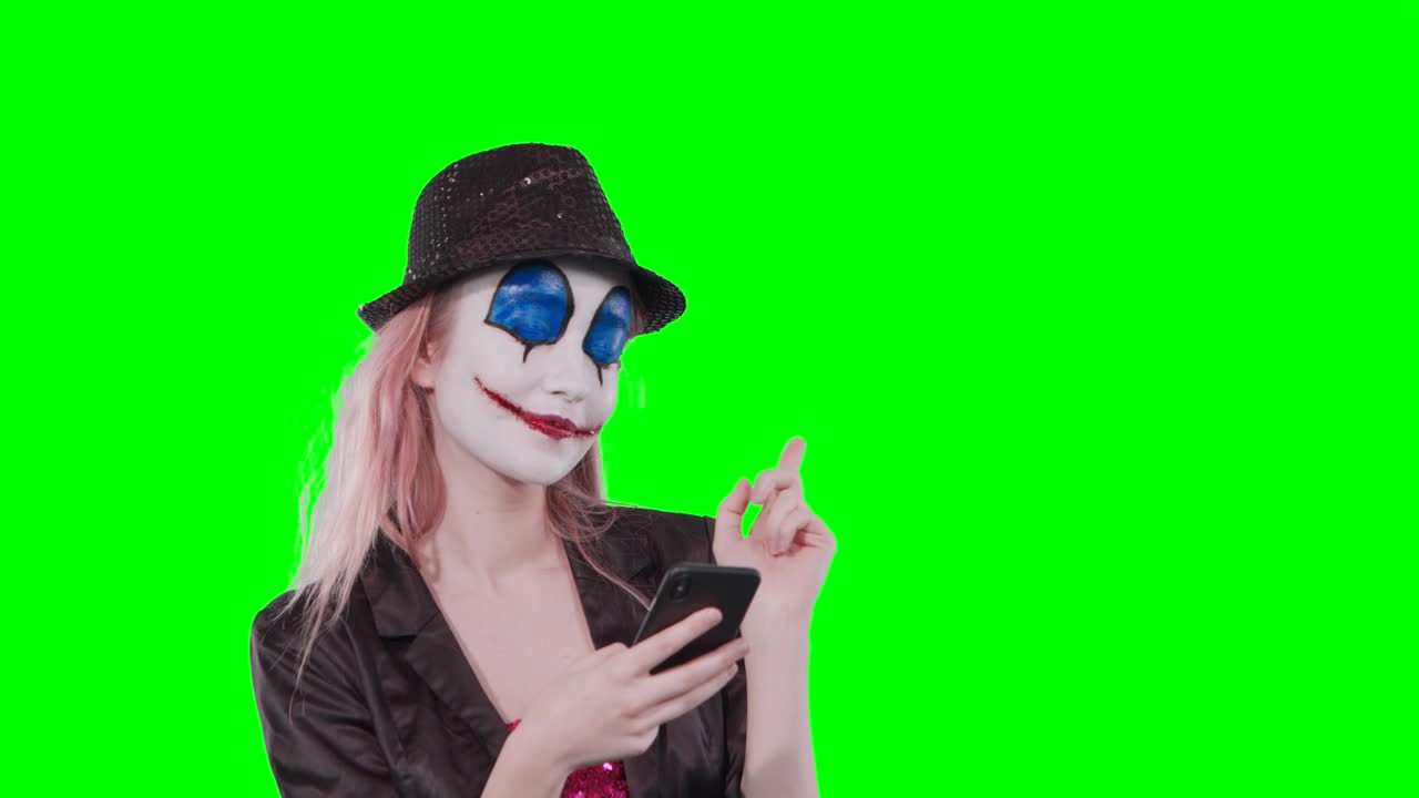 휴대전화를 사용하여 할로윈 조롱거리 메이크업