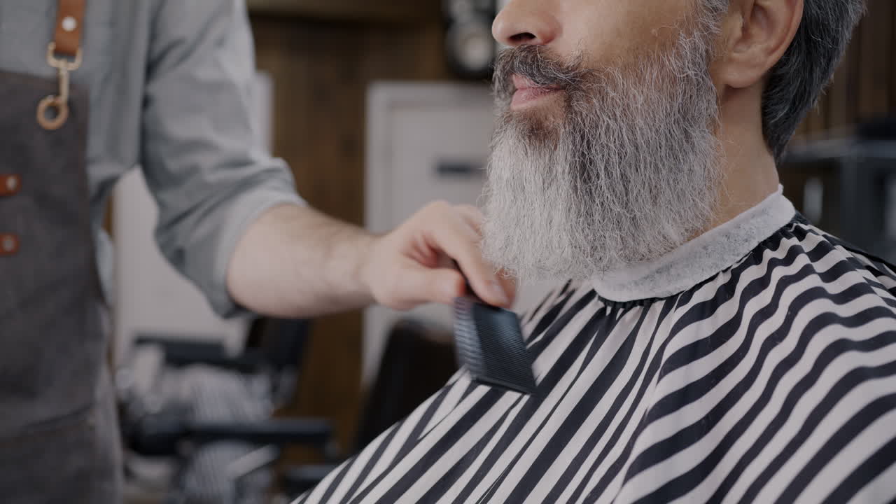 un hombre se corta el cabello en la barbería.