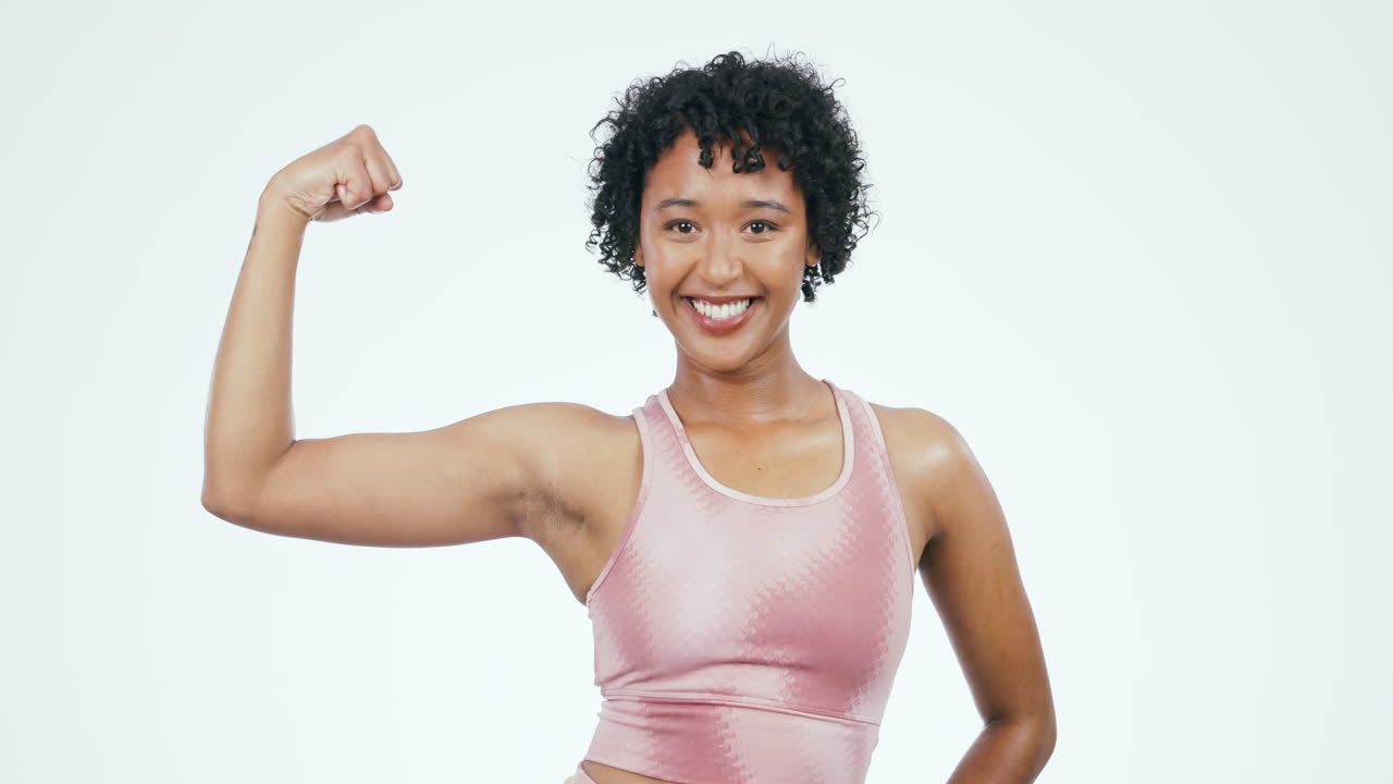 mujer cara, fitness y flexión del brazo en el estudio