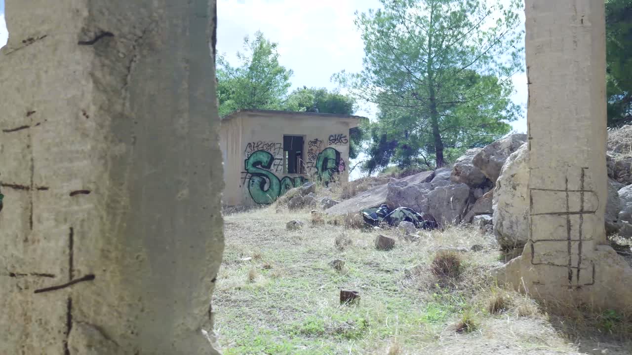 숲의 풍경에서 버려진 구조물