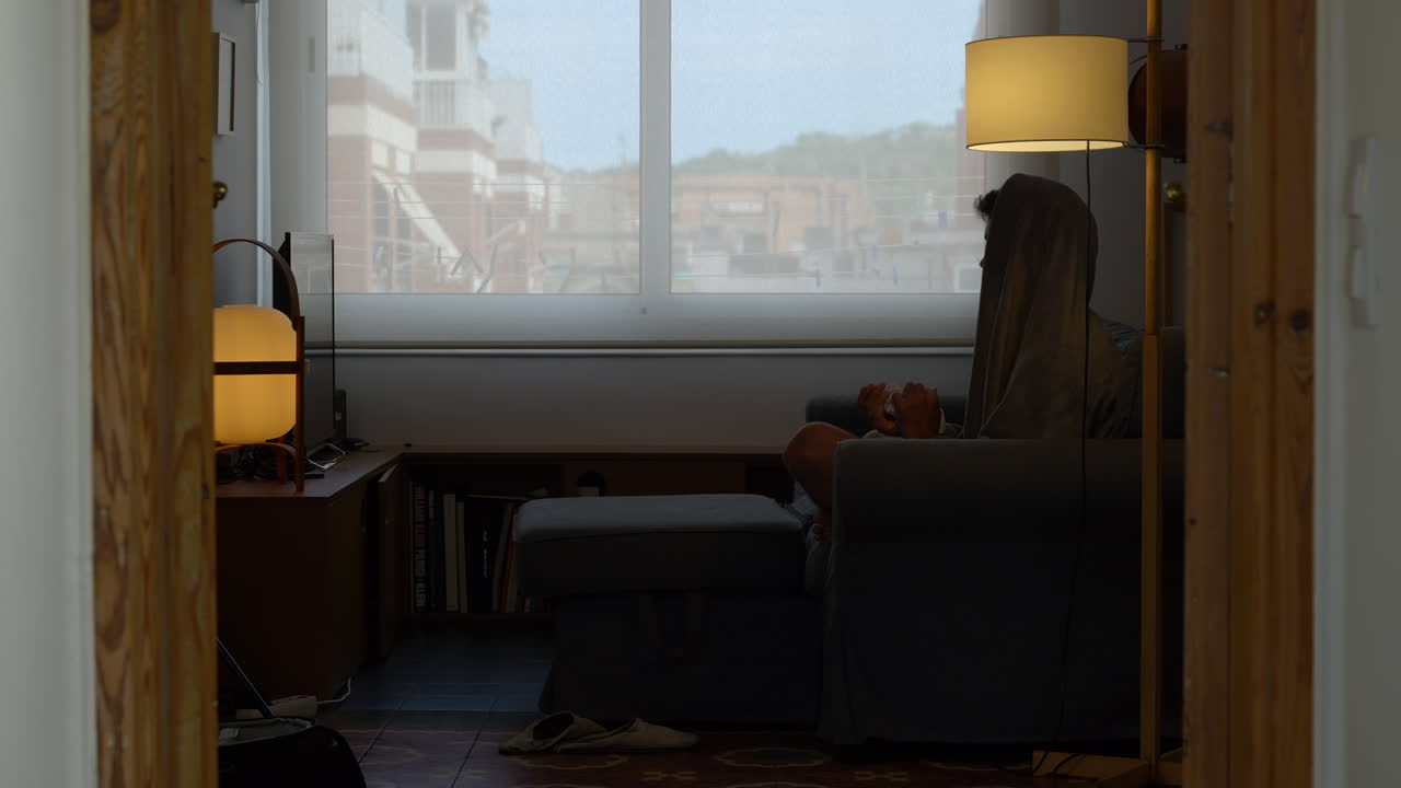 차갑고 어두운 방에 앉아 있는 남자