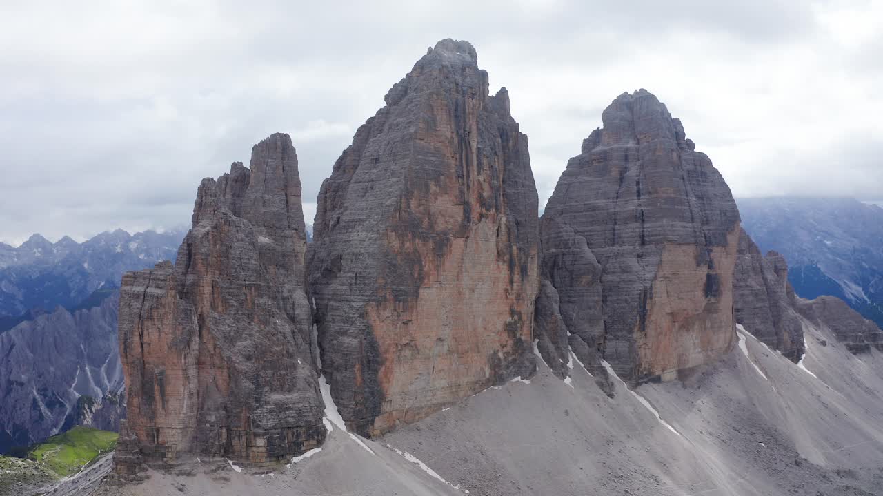 Vue aérienne de la face nord des Tre Cime di Lavaredo dans les Dolomites de Sexten, Vénétie, Italie.