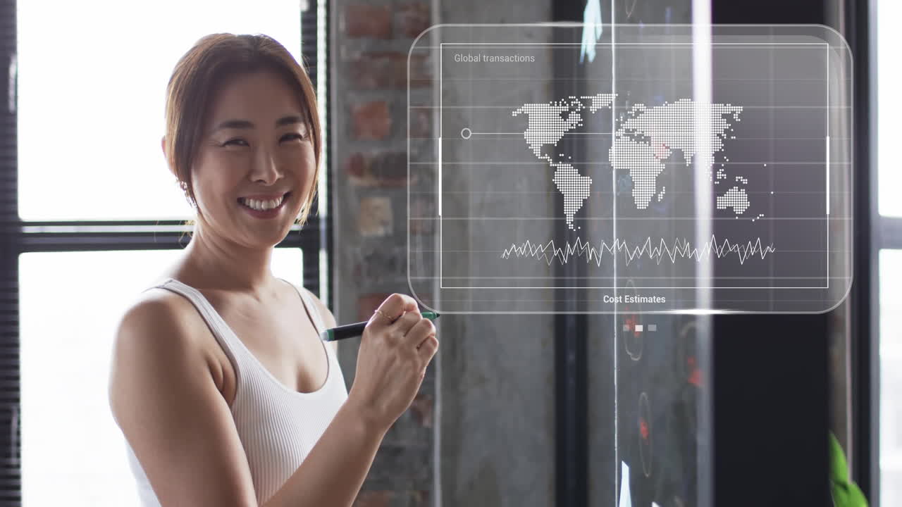 세계 지도의 애니메이션과 데이터 처리가 사무실에 있는 아시아 사업가