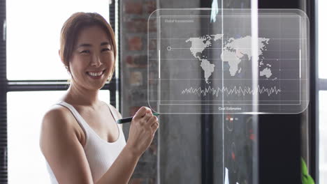 animación del mapa del mundo y procesamiento de datos sobre mujer de negocios asiática en la oficina