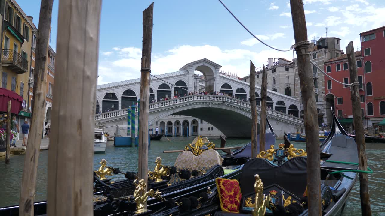 폰테 델 리알토(ponte del rialto)를 바라보며 이탈리아 베니스에 정박한 클래식 곤돌라