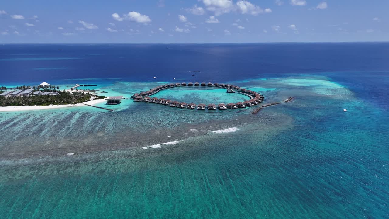 Góc nhìn từ drone trên cao về các biệt thự sang trọng trên mặt nước tại Khu nghỉ dưỡng Maldives